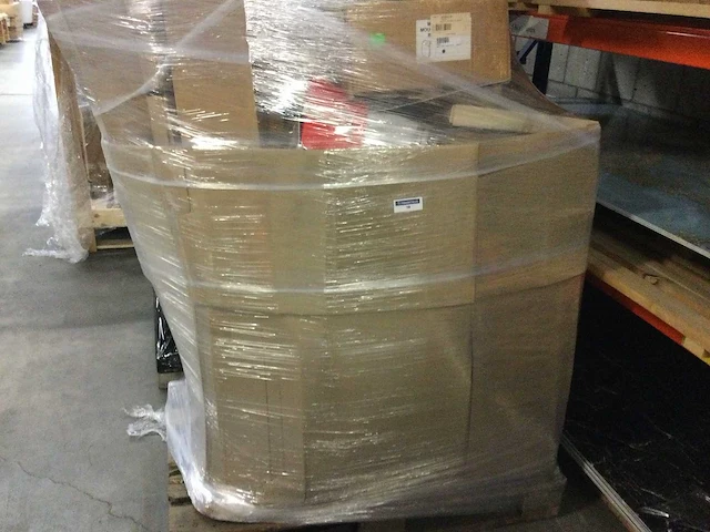 Pallet met retourgoederen. - afbeelding 1 van  9