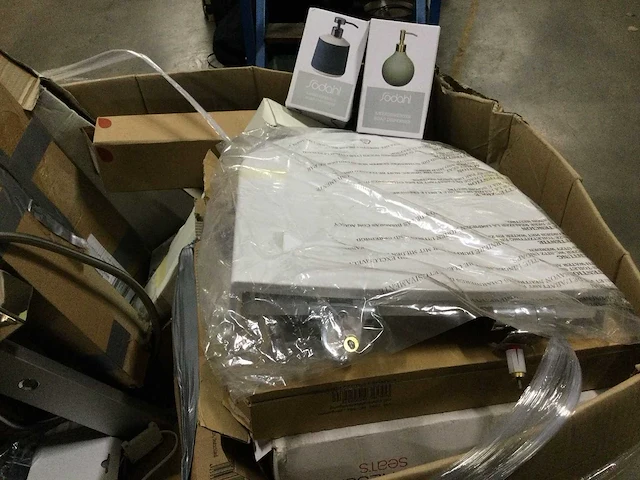 Pallet met retourgoederen. - afbeelding 6 van  9