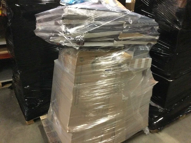 Pallet met retourgoederen. - afbeelding 1 van  7