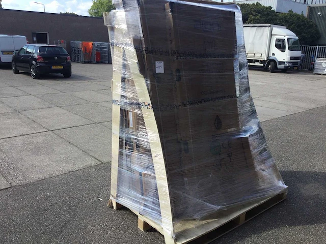 Pallet met sanitair artikelen. - afbeelding 1 van  7