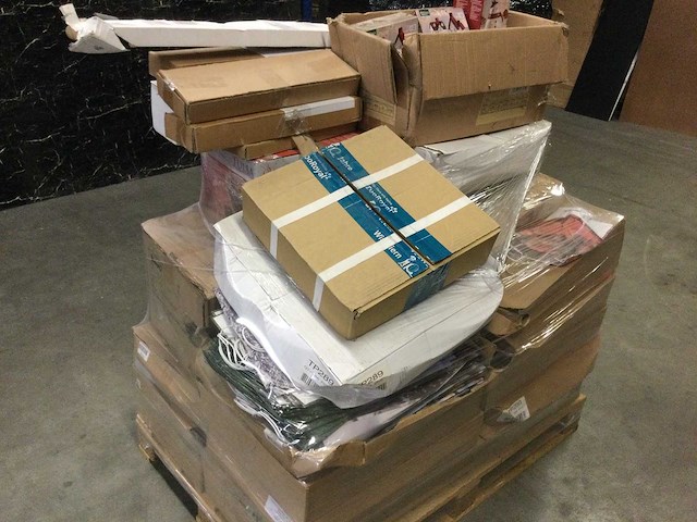Pallet met sanitairartikelen - afbeelding 2 van  6