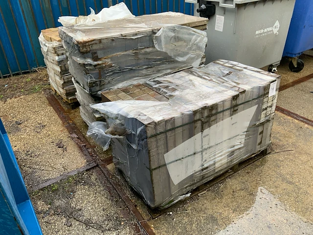 Pallet met stenen (24x) - afbeelding 1 van  5