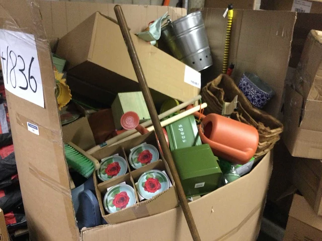 Pallet met tuin- en huishoudelijke artikelen. - afbeelding 1 van  7