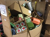 Pallet met tuin- en huishoudelijke artikelen. - afbeelding 1 van  7