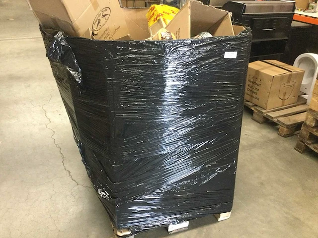 Pallet met tuin- en huishoudelijke artikelen. - afbeelding 1 van  6