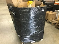 Pallet met tuin- en huishoudelijke artikelen. - afbeelding 1 van  6