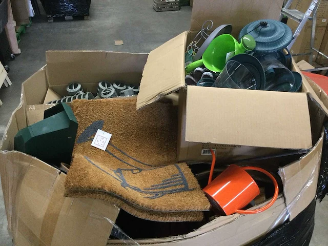 Pallet met tuin- en huishoudelijke artikelen. - afbeelding 2 van  5
