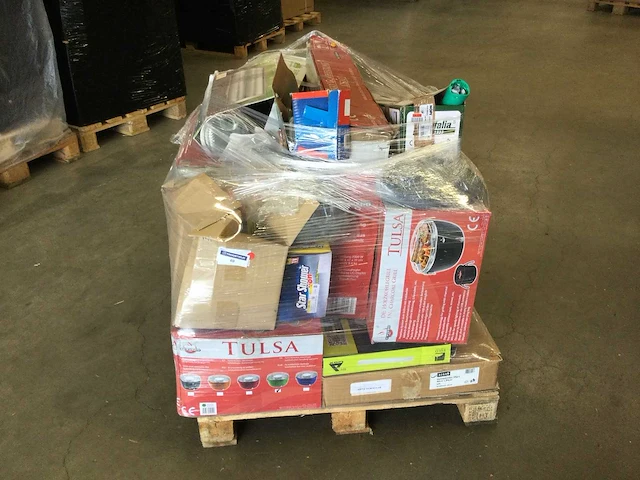 Pallet met tuin- en huishoudelijke artikelen. - afbeelding 1 van  6