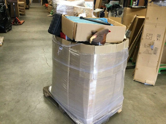 Pallet met tuin- en huishoudelijke artikelen. - afbeelding 1 van  4