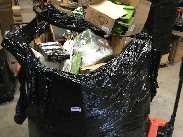Pallet met tuin- en huishoudelijke artikelen. - afbeelding 1 van  5
