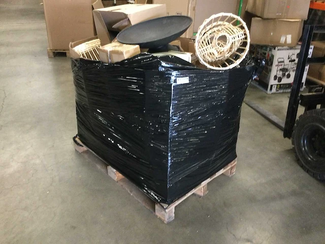 Pallet met tuin- en huishoudelijke artikelen. - afbeelding 1 van  5