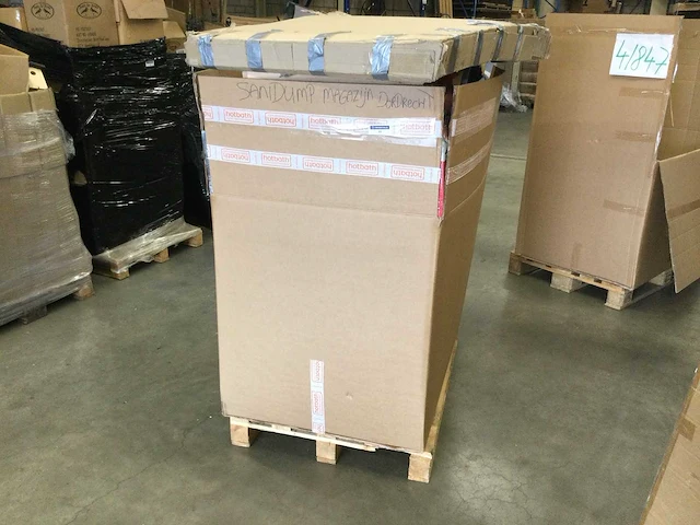 Pallet met tuin- en huishoudelijke artikelen. - afbeelding 1 van  4