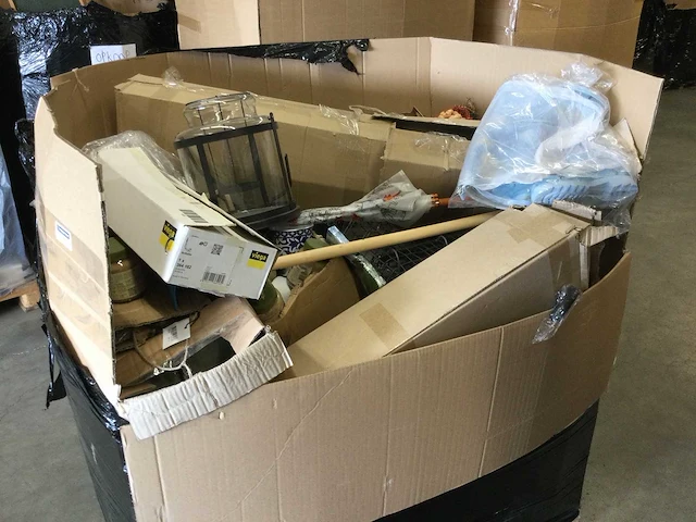 Pallet met tuin- en huishoudelijke artikelen. - afbeelding 1 van  4