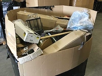 Pallet met tuin- en huishoudelijke artikelen. - afbeelding 1 van  4
