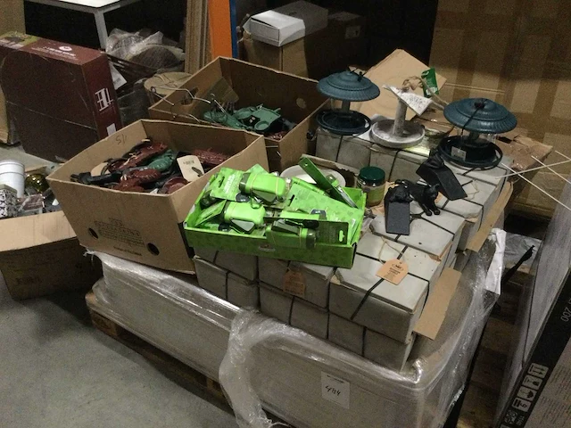 Pallet met tuin-en huishoudelijke artikelen. - afbeelding 1 van  9