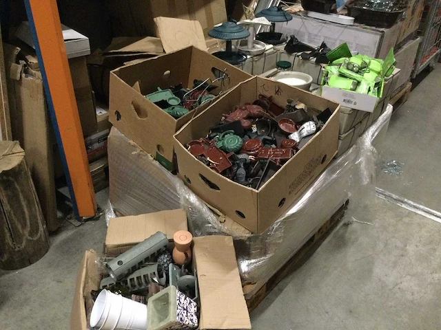 Pallet met tuin-en huishoudelijke artikelen. - afbeelding 7 van  9