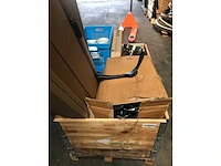 Pallet met verschillend servies en bestek | verlichting | kleding hangers | potten en pannen - afbeelding 1 van  3