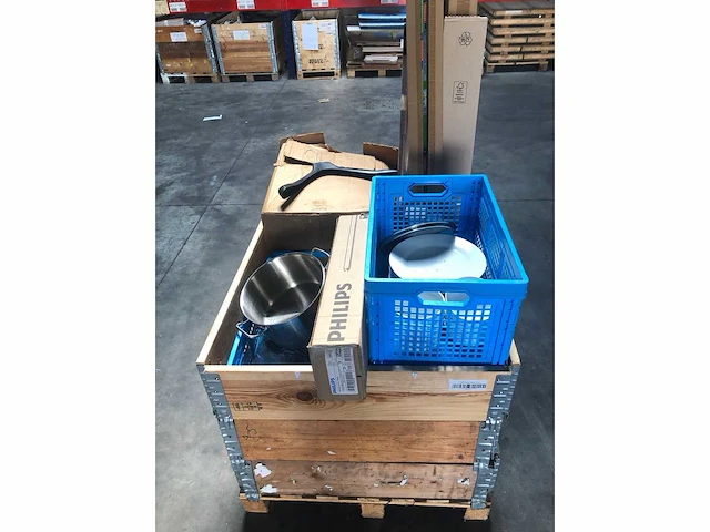 Pallet met verschillend servies en bestek | verlichting | kleding hangers | potten en pannen - afbeelding 2 van  3