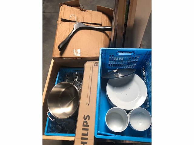 Pallet met verschillend servies en bestek | verlichting | kleding hangers | potten en pannen - afbeelding 3 van  3