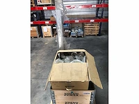 Pallet met verschillende boot toilet onderdelen en led verlichting | motoronderdelen | horren - afbeelding 1 van  4