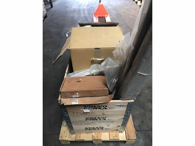 Pallet met verschillende boot toilet onderdelen en led verlichting | motoronderdelen | horren - afbeelding 2 van  4