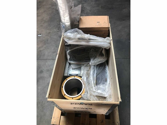 Pallet met verschillende boot toilet onderdelen en led verlichting | motoronderdelen | horren - afbeelding 3 van  4