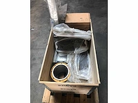 Pallet met verschillende boot toilet onderdelen en led verlichting | motoronderdelen | horren - afbeelding 3 van  4