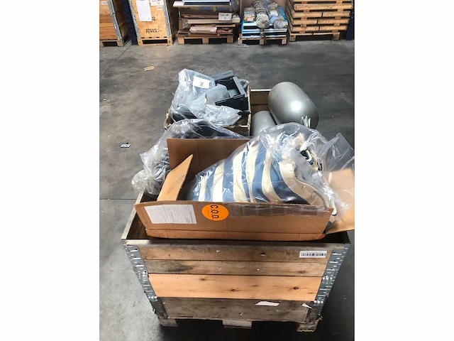 Pallet met verschillende boot toilet onderdelen en led verlichting | motoronderdelen | horren - afbeelding 4 van  4