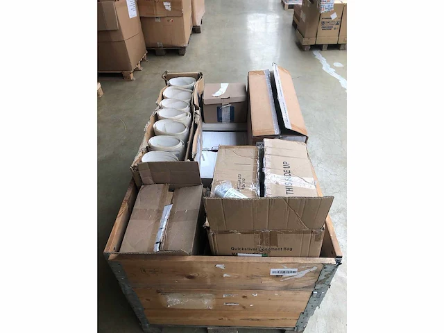 Pallet met verschillende bootonderdelen en logo's voor quicksilver - afbeelding 1 van  3