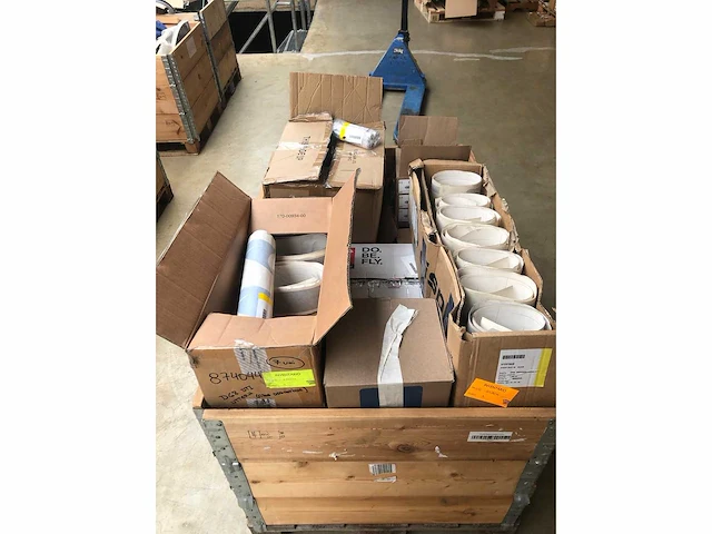 Pallet met verschillende bootonderdelen en logo's voor quicksilver - afbeelding 2 van  3