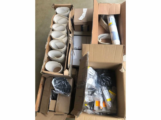 Pallet met verschillende bootonderdelen en logo's voor quicksilver - afbeelding 3 van  3