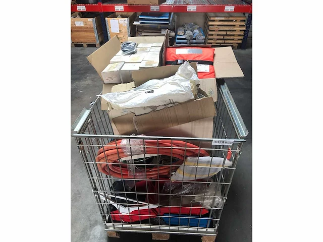 Pallet met verschillende bootonderdelen reddingsvesten | slangen | fenders | verlichting - afbeelding 1 van  4