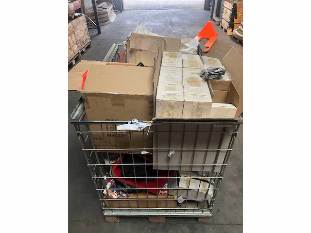 Pallet met verschillende bootonderdelen reddingsvesten | slangen | fenders | verlichting - afbeelding 2 van  4