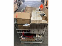 Pallet met verschillende bootonderdelen reddingsvesten | slangen | fenders | verlichting - afbeelding 2 van  4