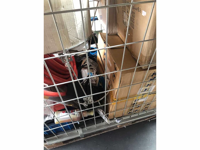 Pallet met verschillende bootonderdelen reddingsvesten | slangen | fenders | verlichting - afbeelding 3 van  4