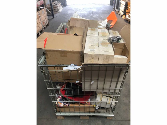 Pallet met verschillende bootonderdelen reddingsvesten | slangen | fenders | verlichting - afbeelding 4 van  4