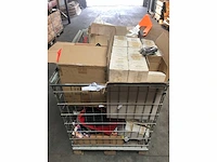 Pallet met verschillende bootonderdelen reddingsvesten | slangen | fenders | verlichting - afbeelding 4 van  4