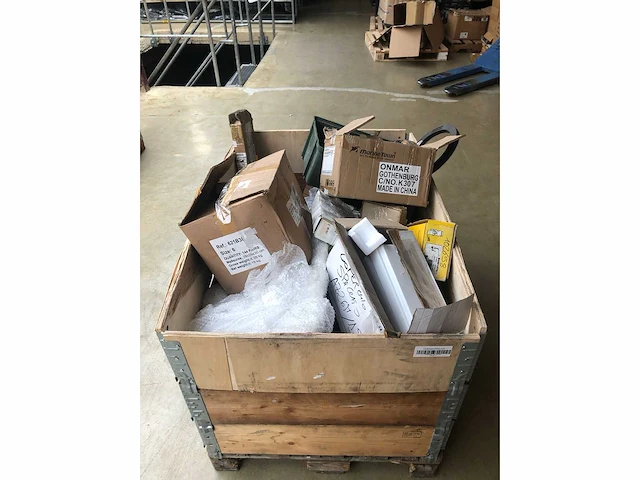 Pallet met verschillende bootonderdelen rvs accessoires | airco accessoires | logos | striping - afbeelding 1 van  3