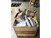 Pallet met verschillende bootonderdelen rvs accessoires | airco accessoires | logos | striping - afbeelding 1 van  3