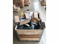 Pallet met verschillende bootonderdelen rvs accessoires | airco accessoires | logos | striping - afbeelding 2 van  3