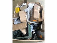 Pallet met verschillende bootonderdelen rvs accessoires | airco accessoires | logos | striping - afbeelding 3 van  3