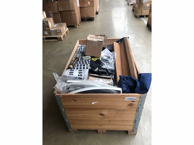 Pallet met verschillende bootonderdelen stuurcilinders | teak accessoires | horren | electronica - afbeelding 1 van  3