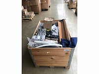 Pallet met verschillende bootonderdelen stuurcilinders | teak accessoires | horren | electronica - afbeelding 1 van  3