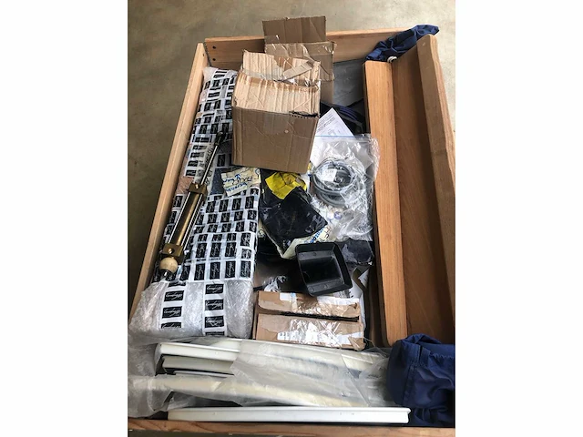 Pallet met verschillende bootonderdelen stuurcilinders | teak accessoires | horren | electronica - afbeelding 2 van  3
