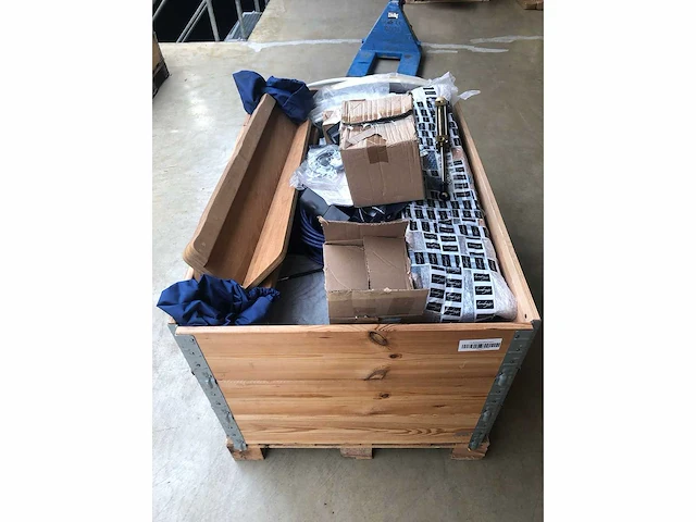 Pallet met verschillende bootonderdelen stuurcilinders | teak accessoires | horren | electronica - afbeelding 3 van  3