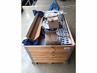 Pallet met verschillende bootonderdelen stuurcilinders | teak accessoires | horren | electronica - afbeelding 3 van  3