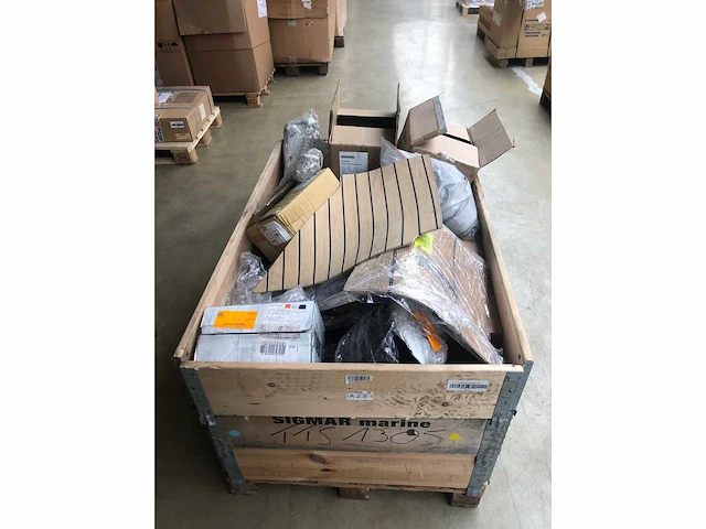 Pallet met verschillende bootonderdelen teak | doorvoeren | accessoires | electronica - afbeelding 1 van  3