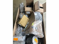 Pallet met verschillende bootonderdelen teak | doorvoeren | accessoires | electronica - afbeelding 2 van  3