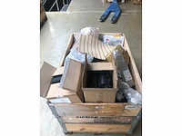 Pallet met verschillende bootonderdelen teak | doorvoeren | accessoires | electronica - afbeelding 3 van  3