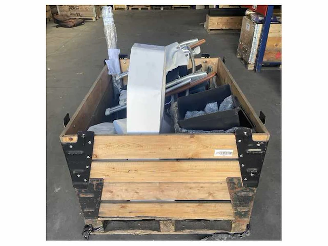 Pallet met verschillende bootonderdelen waaronder klapstoelen accessoires en installatiematerialen - afbeelding 3 van  3
